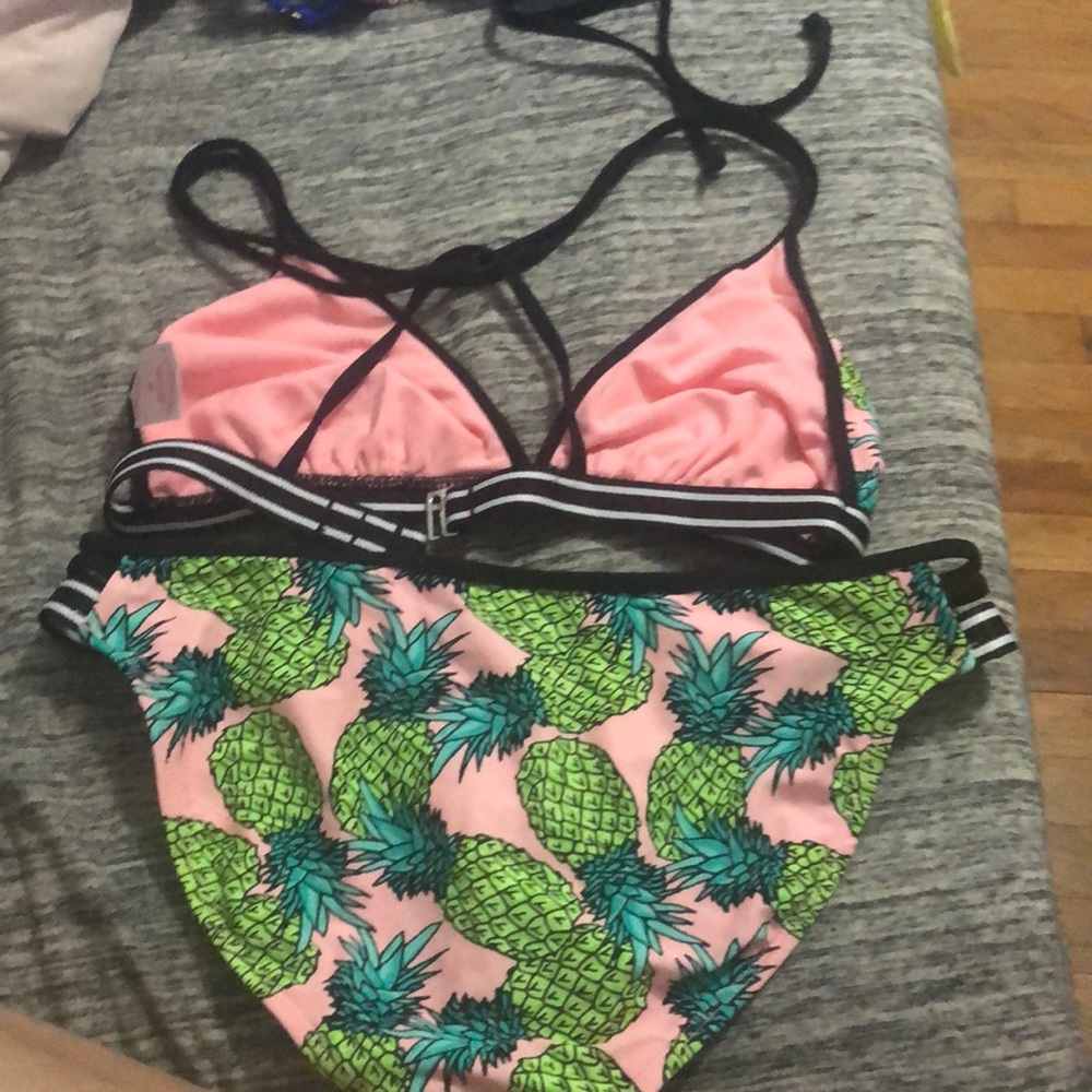 Bikini - Picture 2 of 2